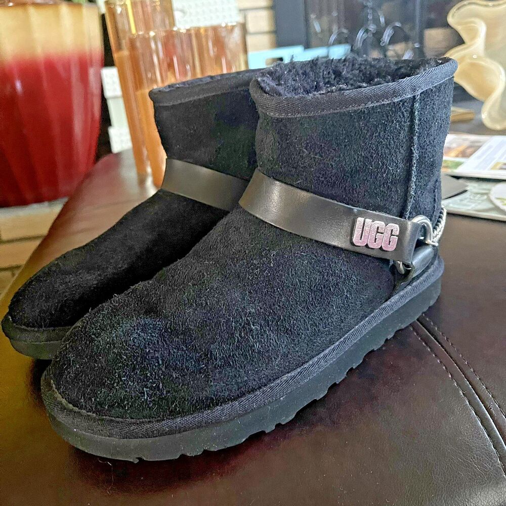 UGG Classic Women's Mini II Chain Black Water Resistant Boot US 7 S/N 1135090
